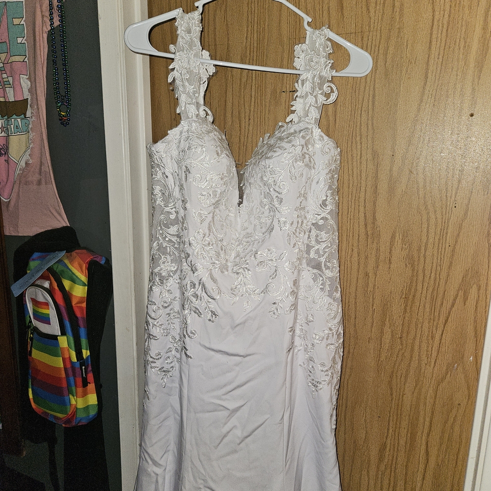 Elegant White Lace Wedding Dress - Picture 5 of 10